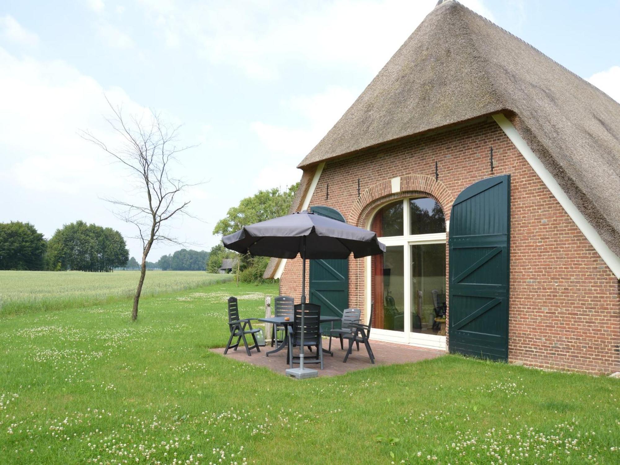 Quaint Farmhouse In Geesteren With Meadow View 外观 照片