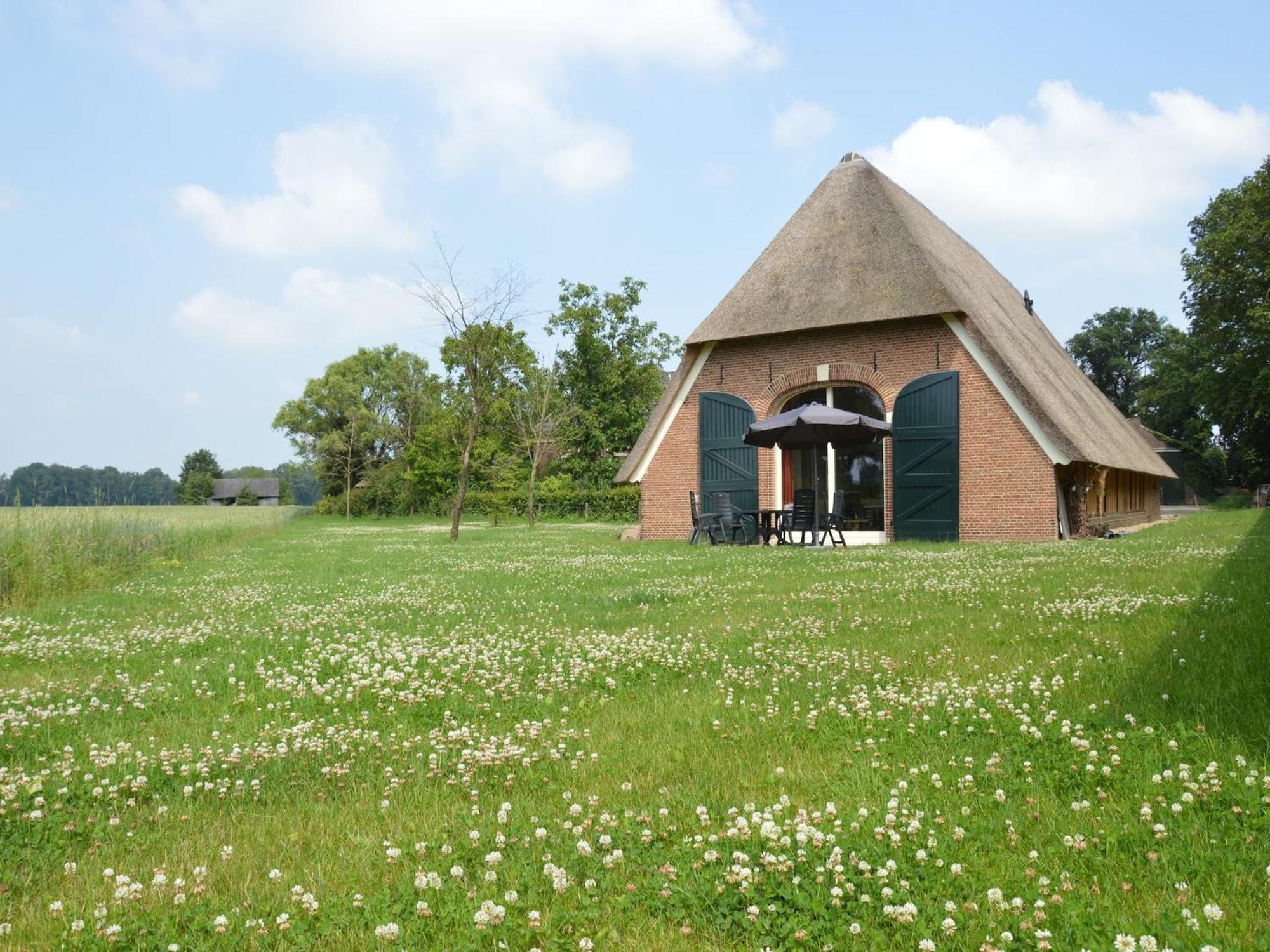 Quaint Farmhouse In Geesteren With Meadow View 外观 照片